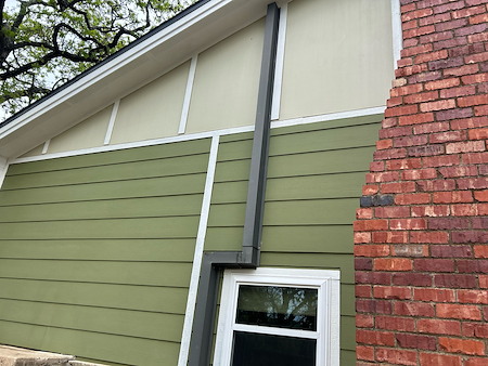 What Is the Difference Between Soft Washing and Pressure Washing Your Siding?